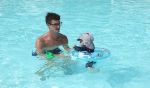 Baby im Pool im Karibik Urlaub mit Kleinkind