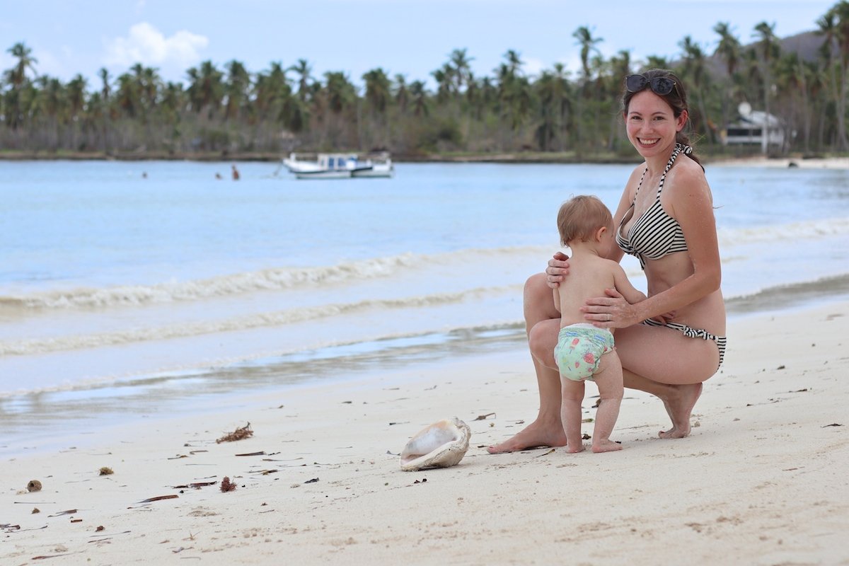 Baby liebt es am Karibik Strand