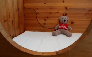 Babys erstes eigenes Bett aus Holz