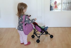 Puppenmama mit Buggy