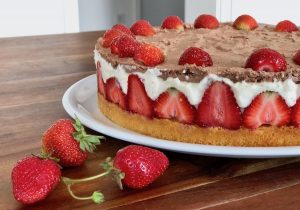Erdbeer-Torte mit Pudding und Schokolade Rezept