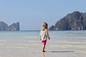 Entspannt reisen mit Kleinkind Tipp UV Schutz Shirt