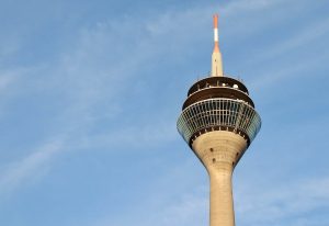 Düsseldorf mit Kindern Reise-Guide mit einheimischen Tipps Rheinturm