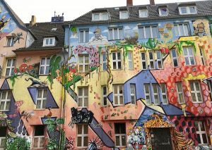 Düsseldorf mit Kindern Reise-Guide mit einheimischen Tipps und wichtigsten Sehenswürdigkeiten Street Art Kiefernstraße