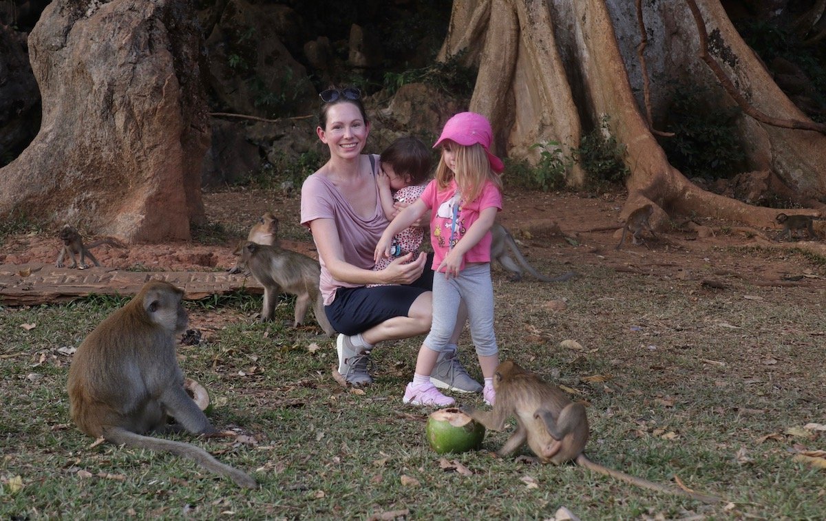 Khao Sok mit Kindern Affen beobachten