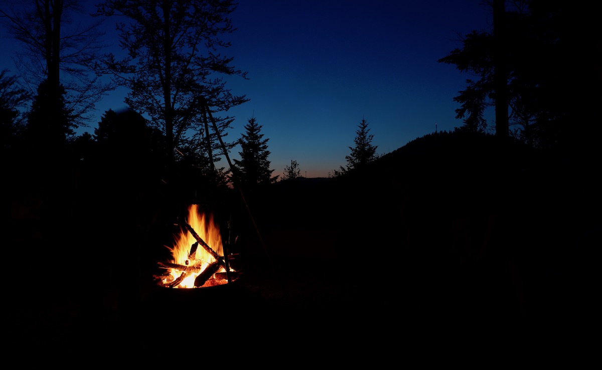 Lagerfeuer beim Naturcamping im Schwarzwald