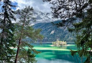 Der malerische Eibsee - einer der schönste Seen Bayerns