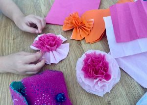Die Papierblüten für die Schultüte werden gebastelt