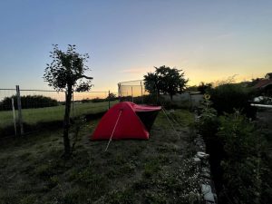 Zelten im Garten kann Selbstbewusstsein und Mut stärken