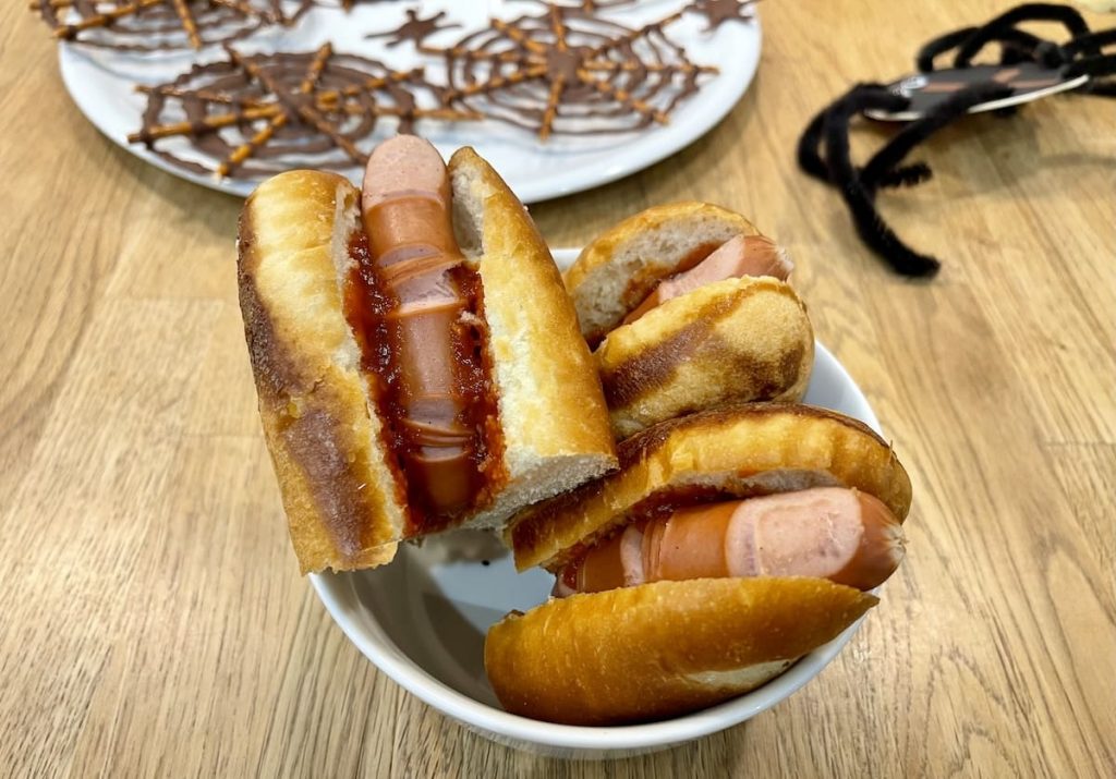 gruseliges Essen - Wurst-Finger mit Blut